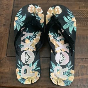 Women’s Roxy Flip Flops Size 7 (3 pairs) colors: black, navy, nude